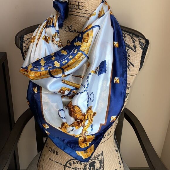 Silky scarf with key printed all over - Picture 3 of 4